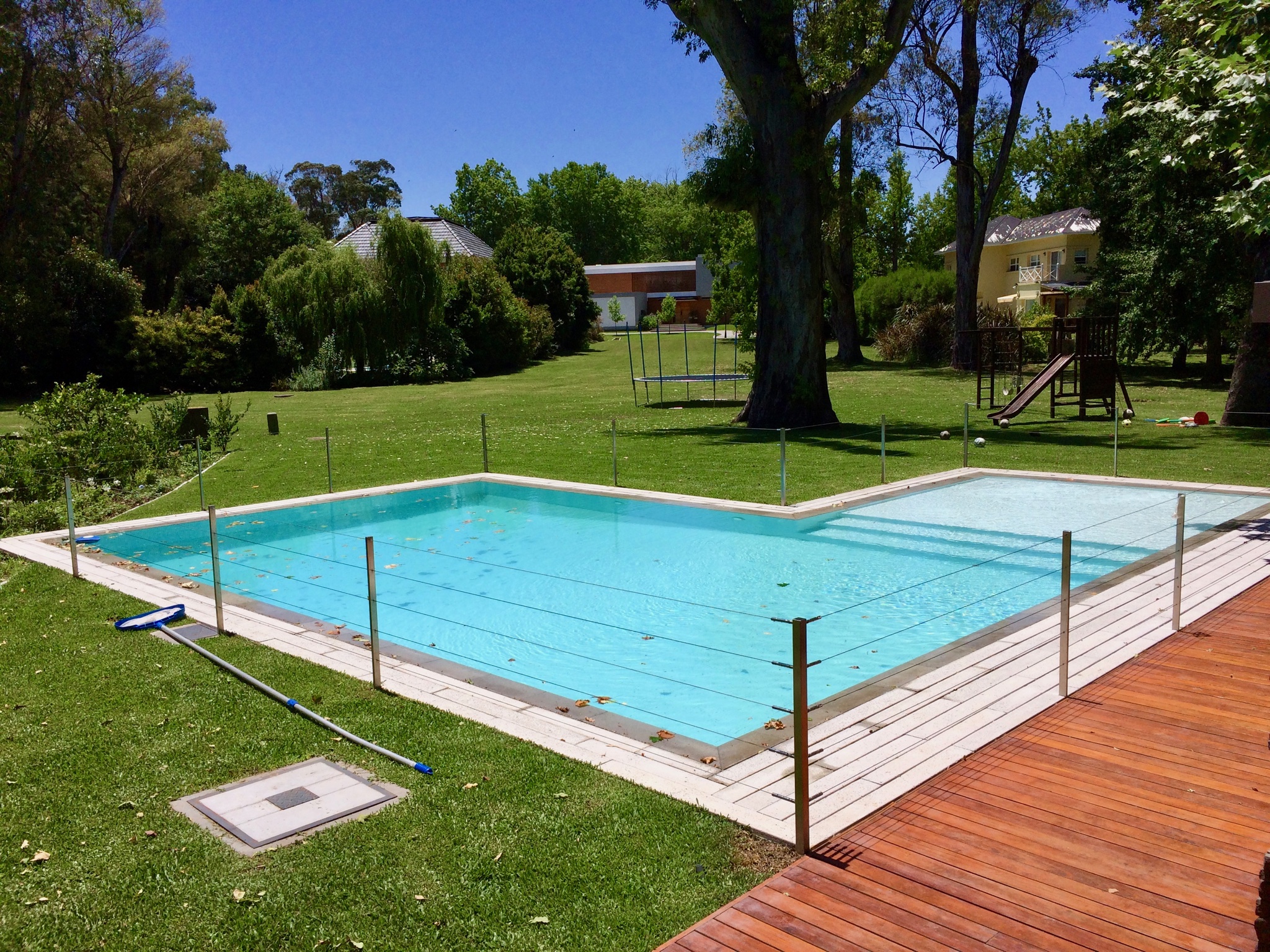 Piscina con playa húmeda en L — Country Club Abril, Hudson