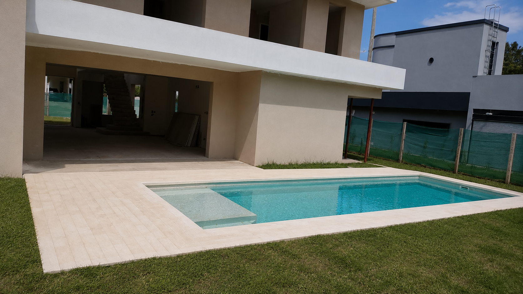 Piscina contemporánea con banco húmedo integrado, Canning