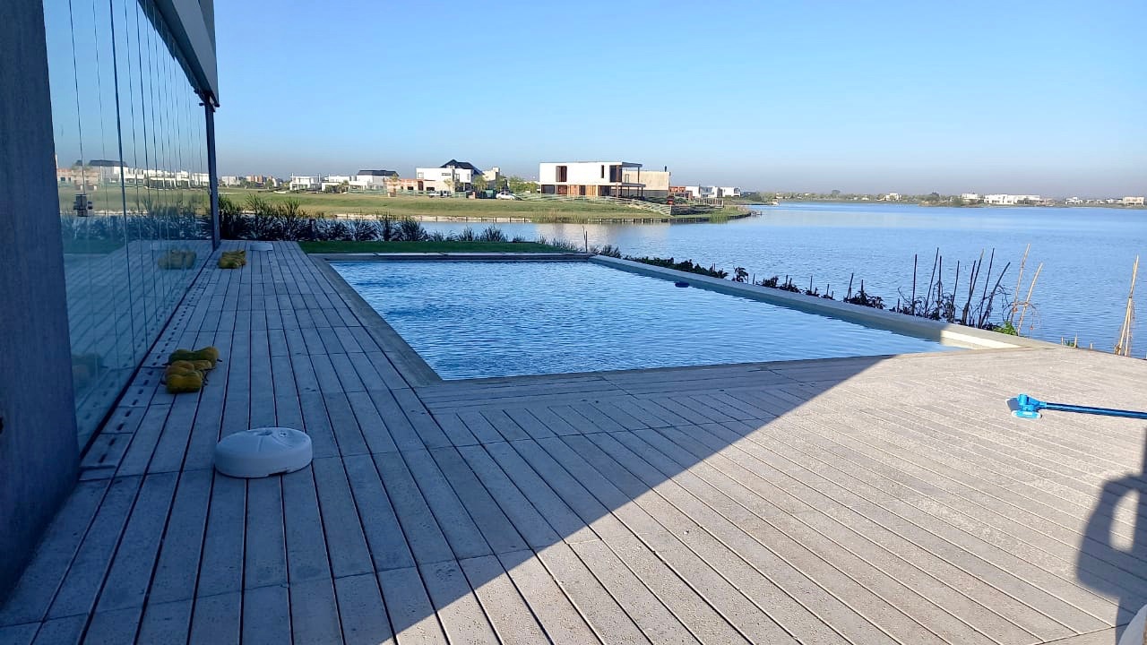 Piscina contemporánea con vista panorámica al lago