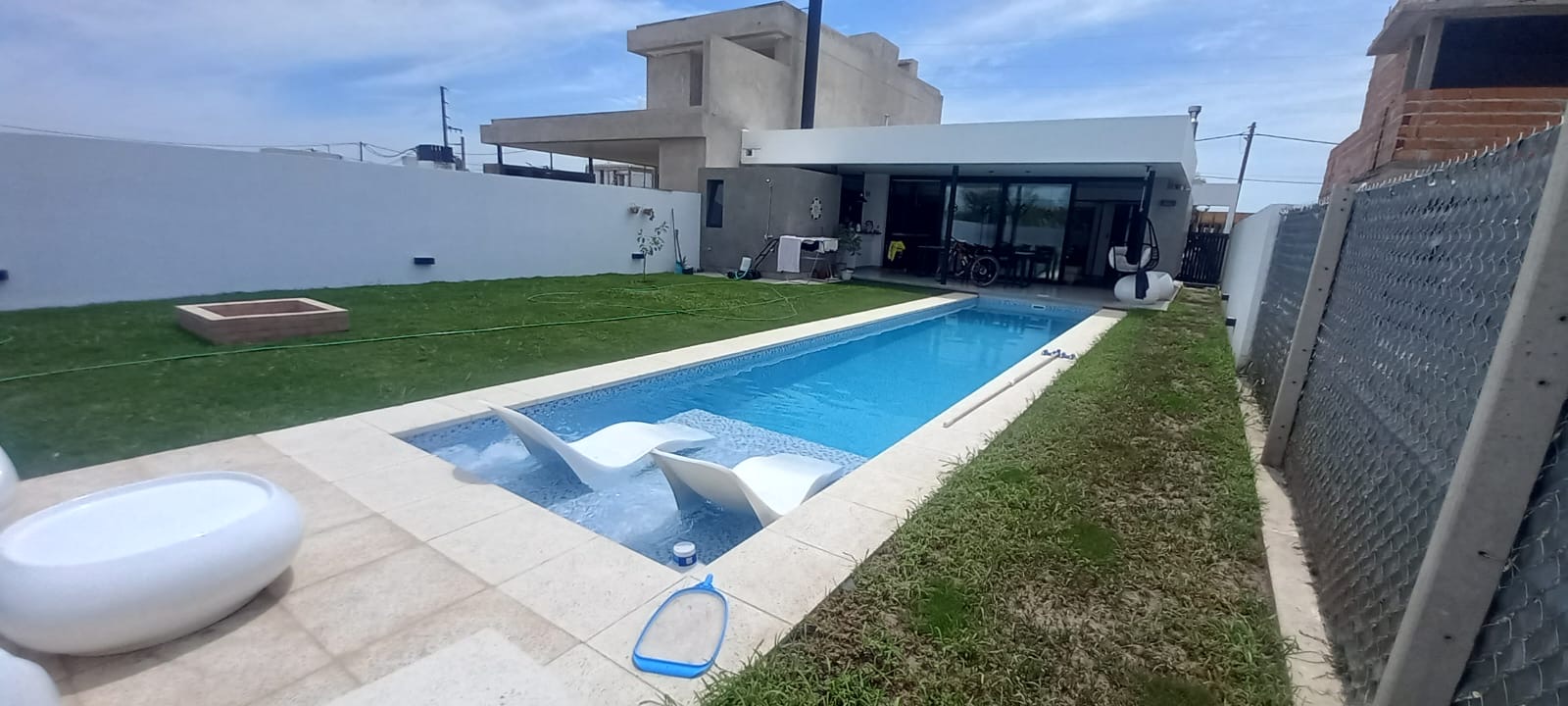 Piscina tradicional con playa húmeda en venecitas Classic celestes y blancas, City Bell