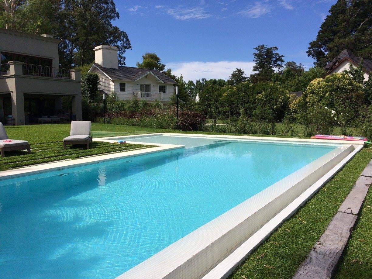 Piscina con desborde infinito al arroyo y muelle, Nordelta, Tigre