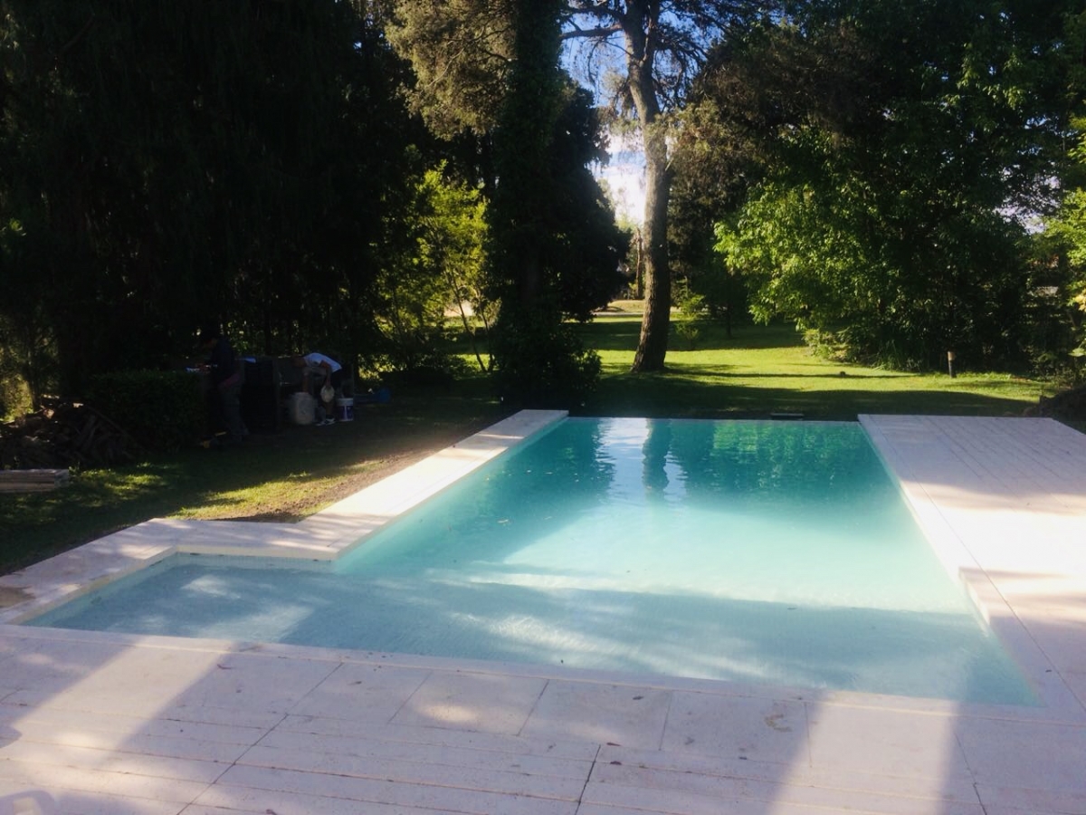 Piscina con desborde infinito y entrada en L, Country Club El Carmen, Hudson
