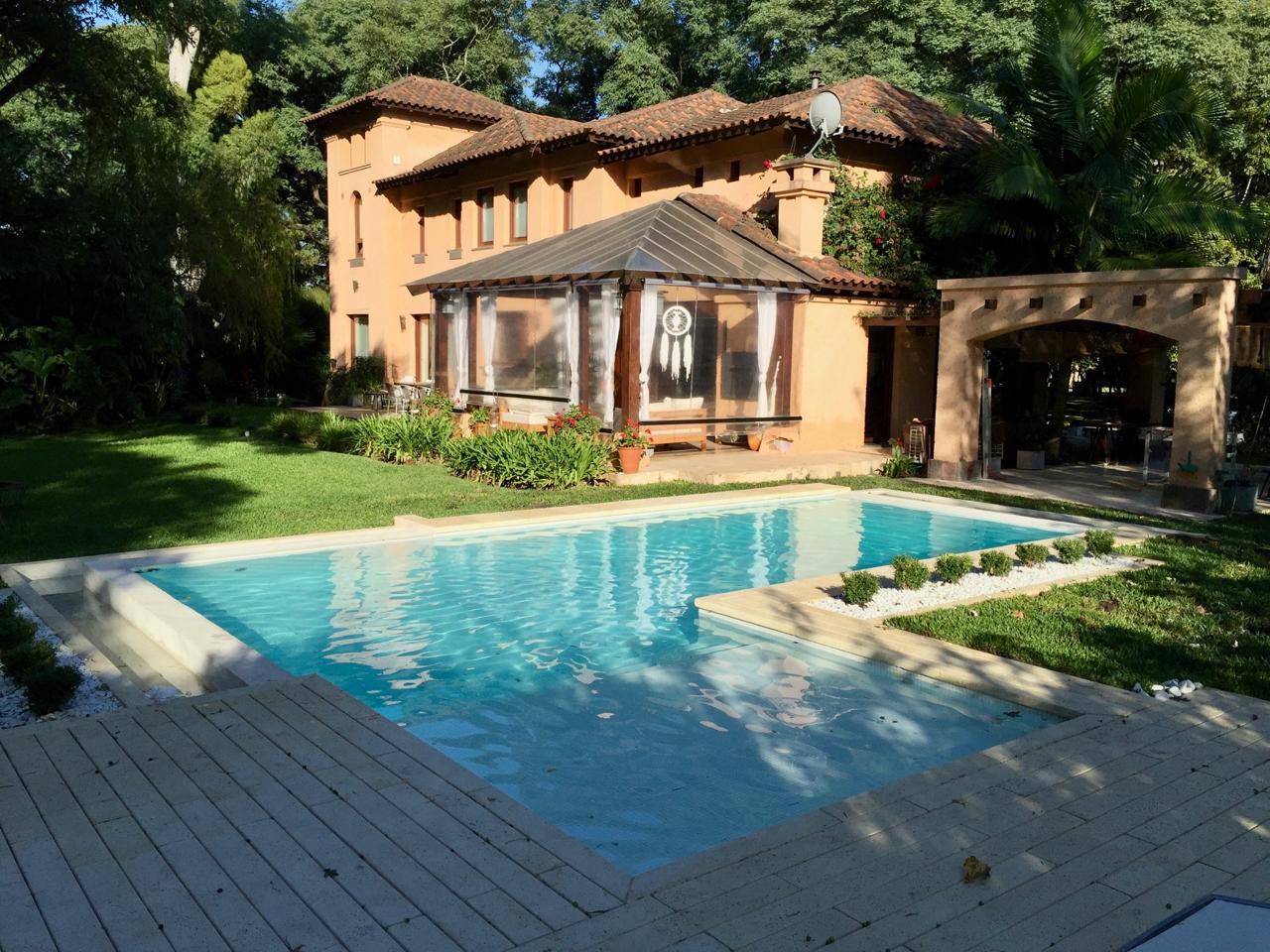 Piscina con escalones flotantes y desborde infinito en el lado profundo, Country Club El Carmen, Hudson