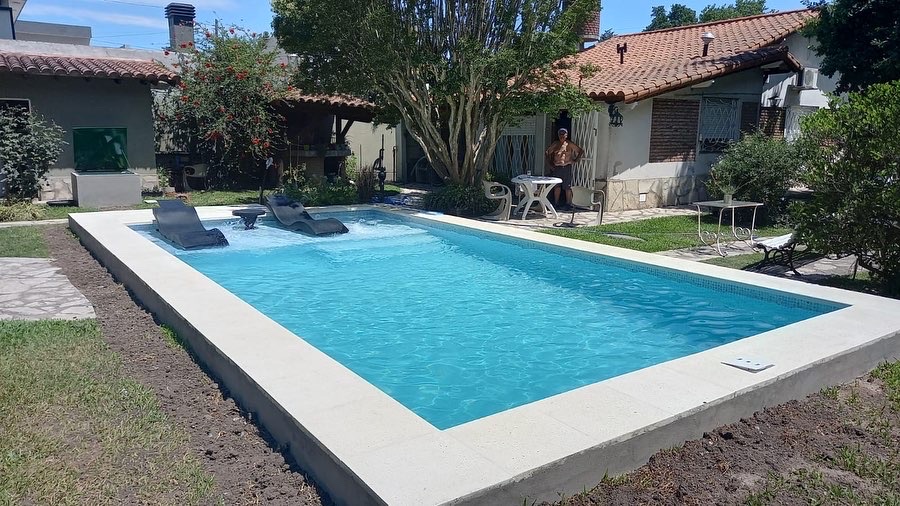 Piscina familiar con playa húmeda y venecitas azules, El Pato