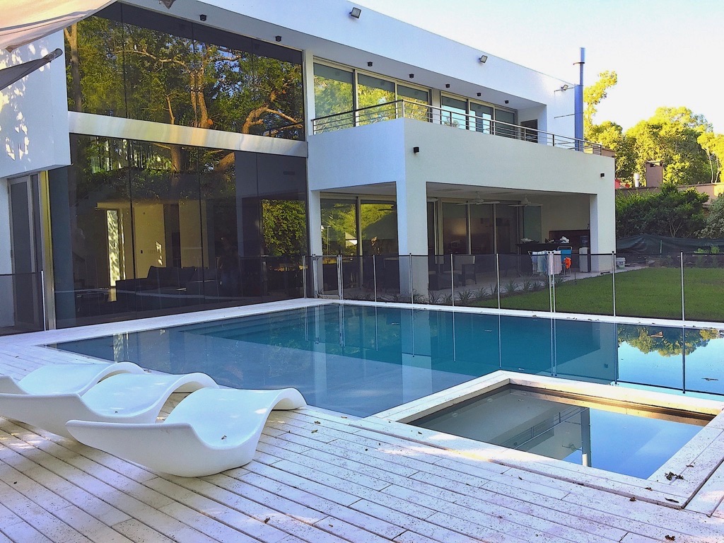 Piscina contemporánea con playa húmeda, jacuzzi y reposeras sumergidas, Fincas de Iraola 1, Hudson