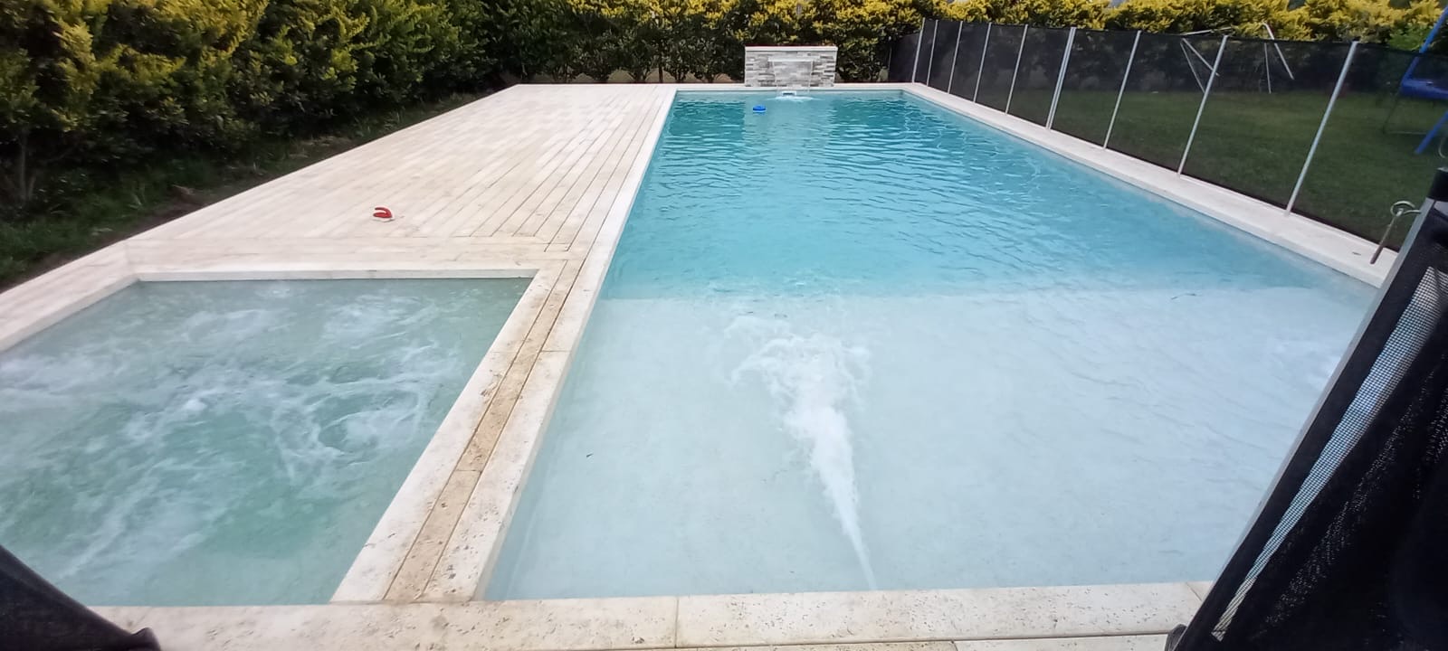 Piscina con jacuzzi integrado, cascada y playa húmeda, Fincas de Iraola 2, Hudson