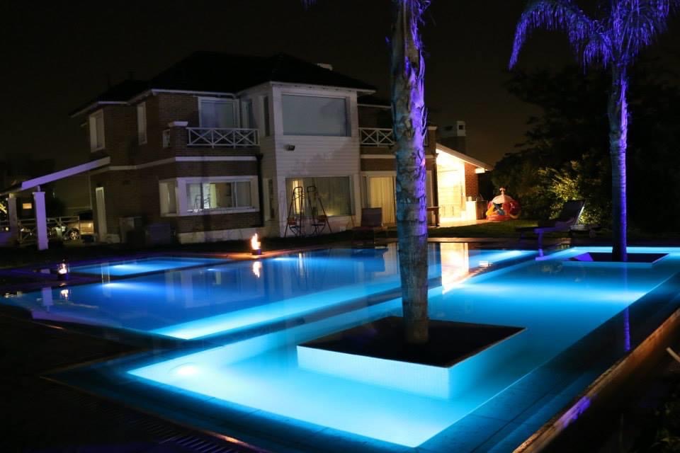Piscina de tres ambientes con jacuzzi, espejo de agua y palmeras integradas, Fincas de Iraola 2, Hudson