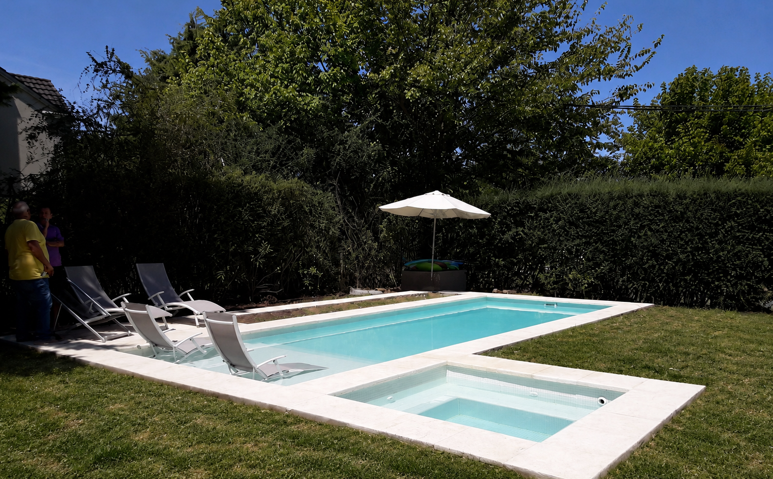 Piscina con jacuzzi integrado y playa húmeda con reposeras sumergidas, Fincas de Iraola 1, Hudson