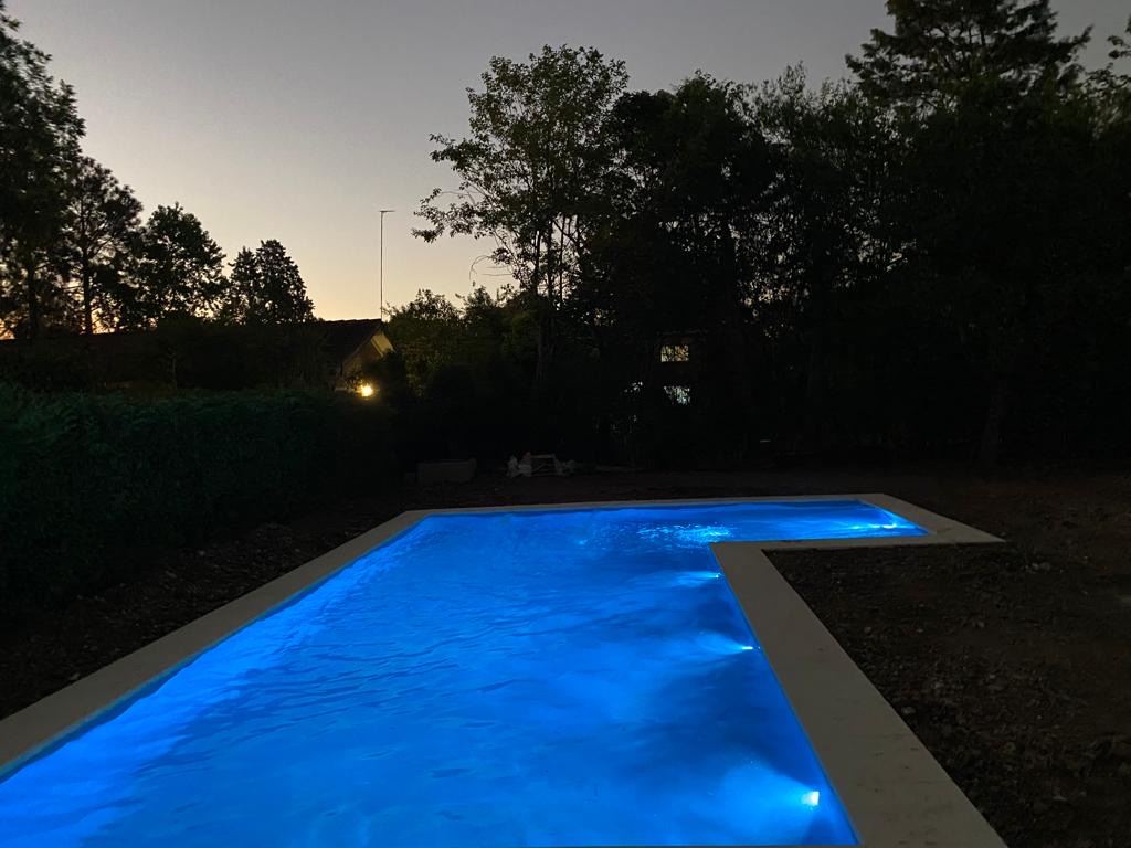 Piscina familiar con playa húmeda en L e iluminación LED RGBW, Fincas de Iraola 1, Hudson