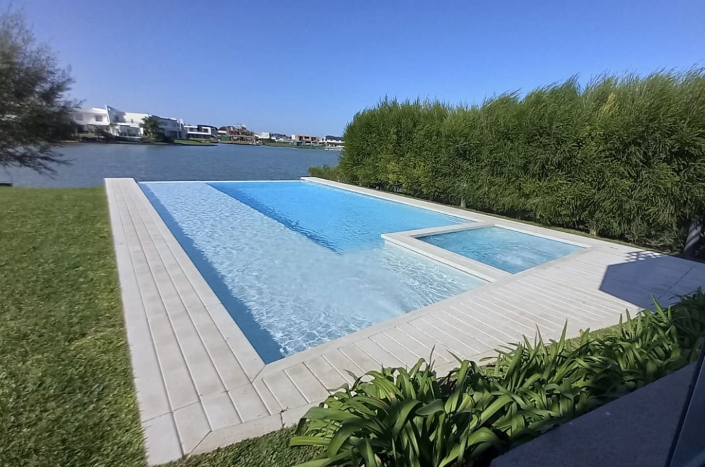 Piscina con borde infinito frente al lago, Barrio Privado Golondrinas