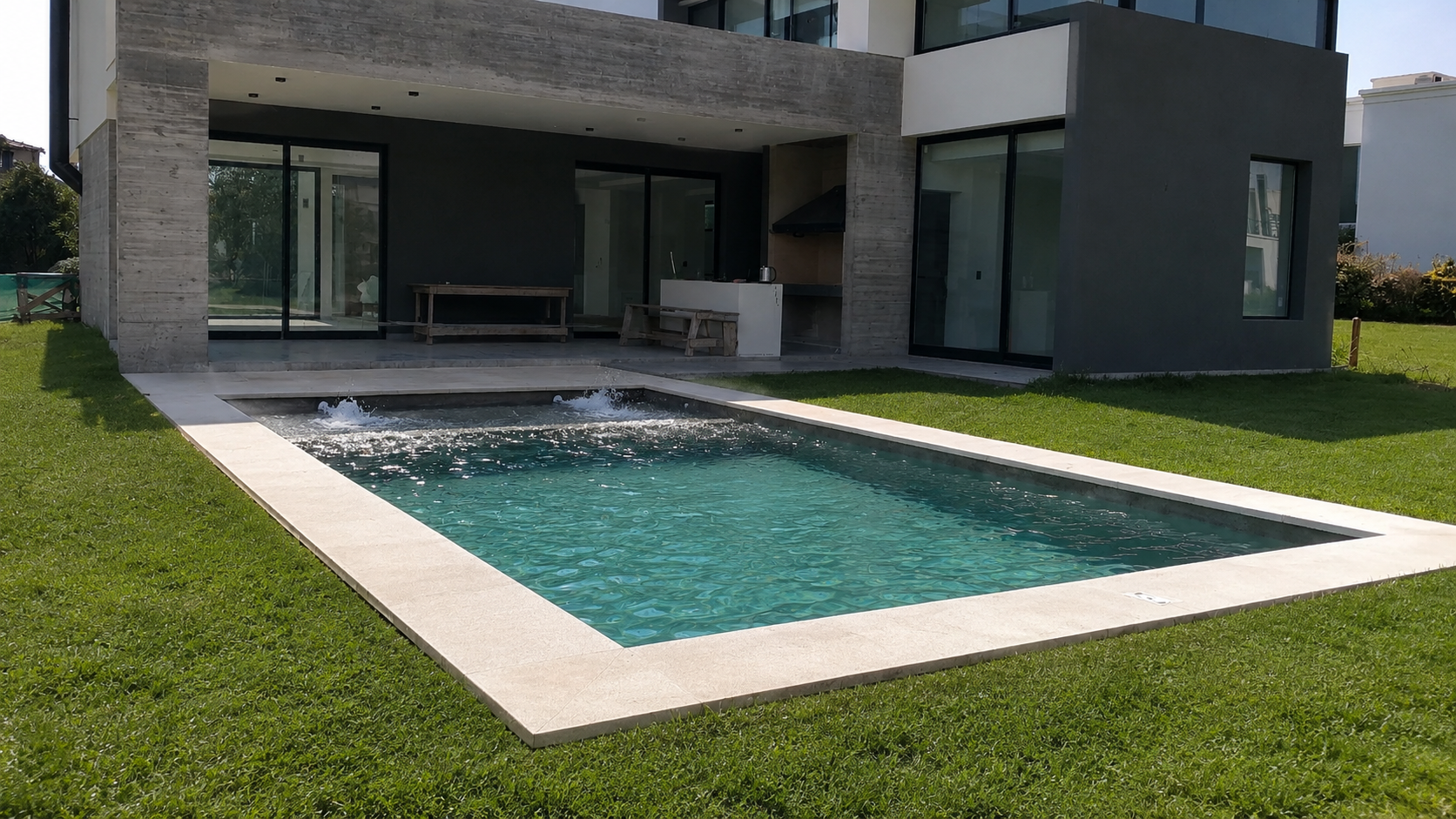 Piscina moderna con terminación en hormigón crudo, Greenville, Hudson
