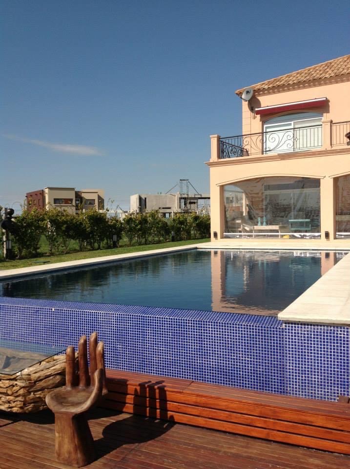 Piscina con desborde infinito y revestimiento en venecitas azules, Nuevo Quilmes