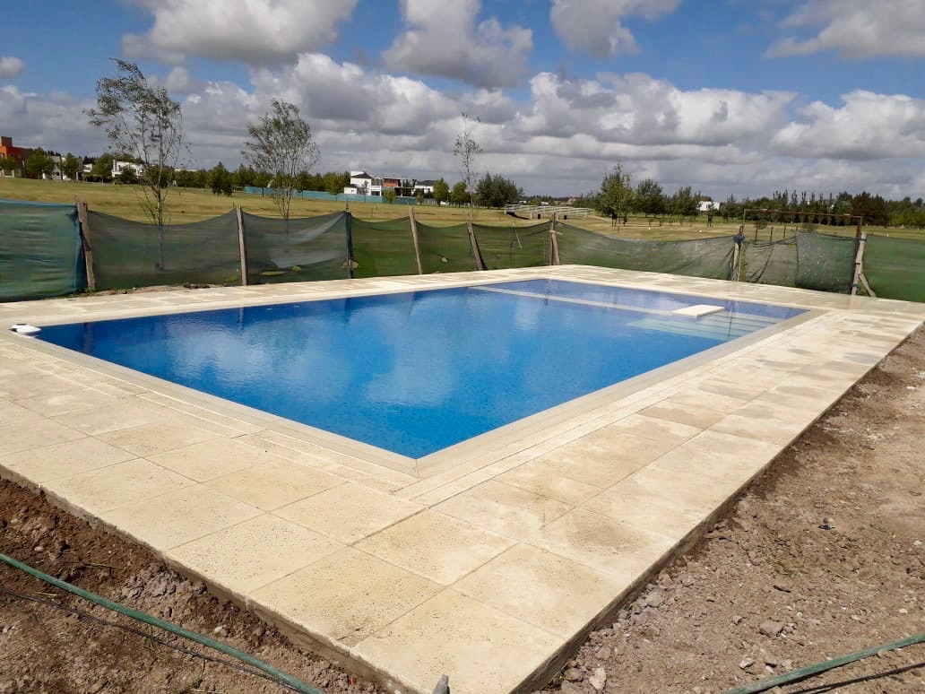 Piscina clásica en venecitas celestes y azules, Haras del Sur 2