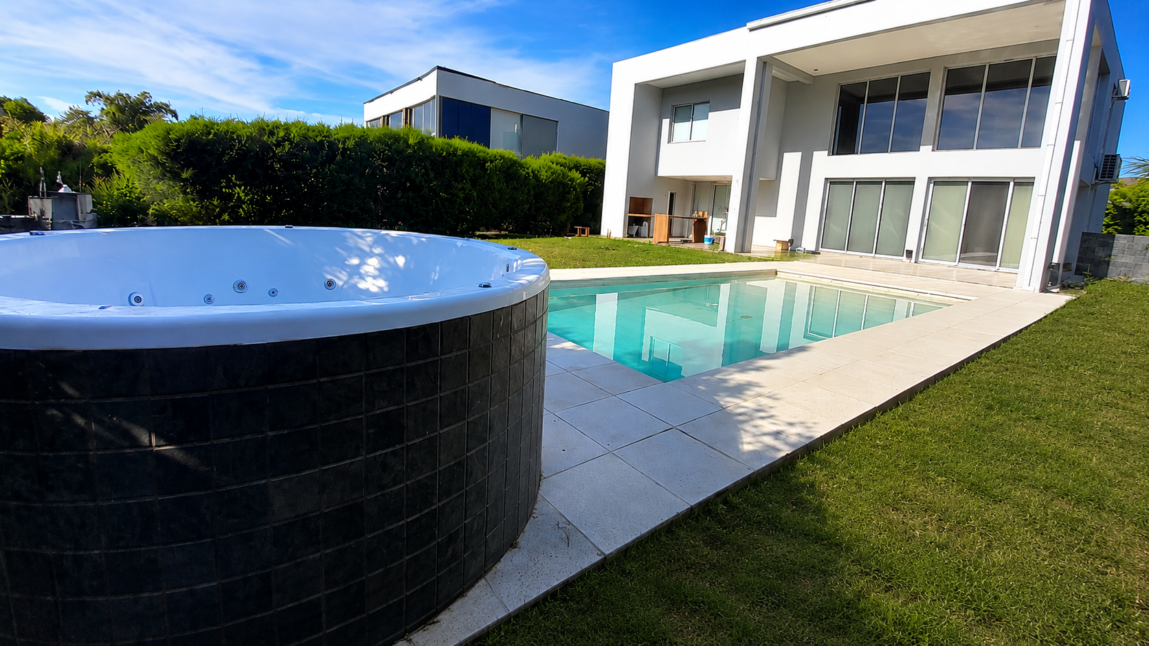 Piscina moderna con spa exterior e hidromasaje, Fincas de Iraola 2, Hudson