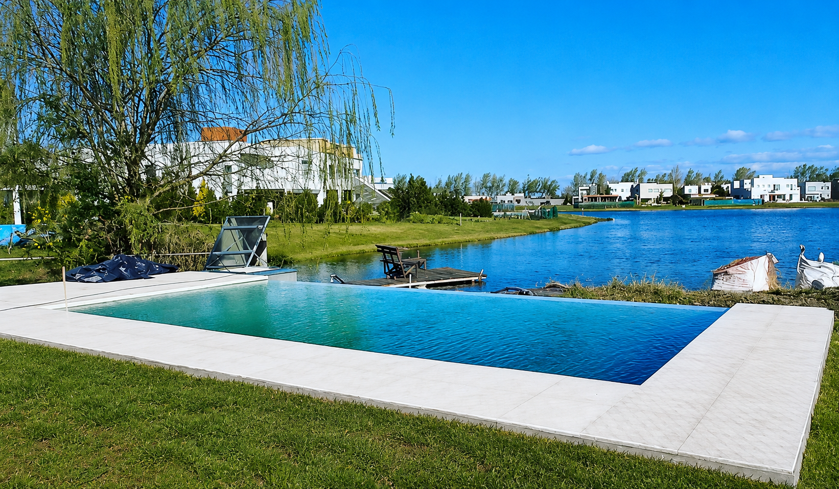 Piscina con desborde infinito orientado hacia el lago