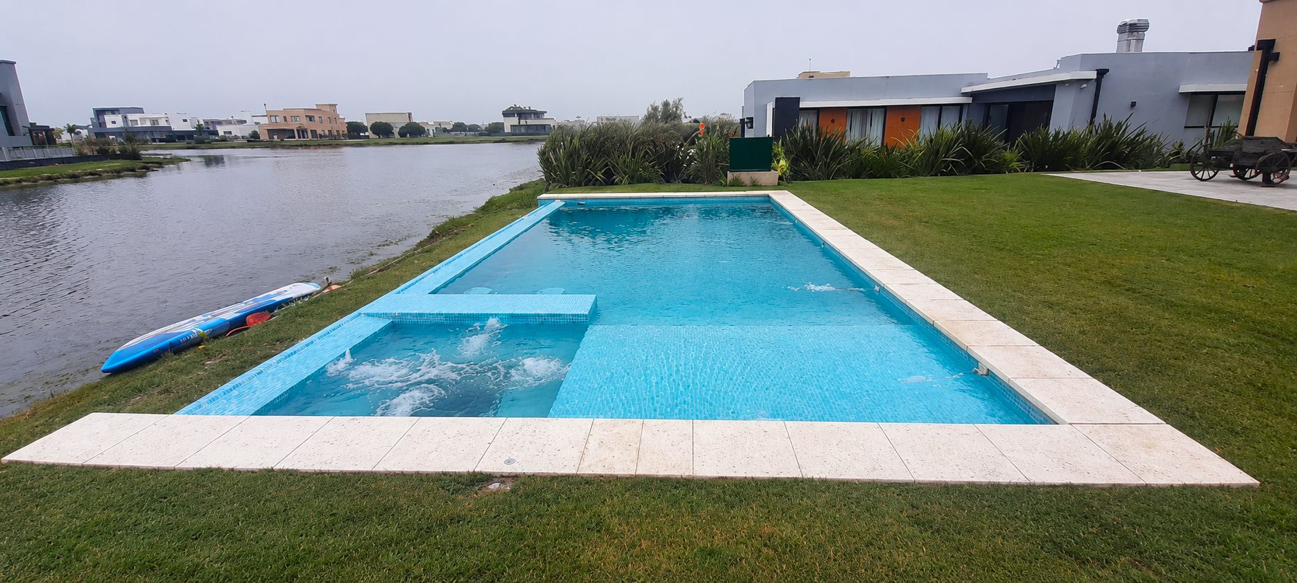 Piscina tradicional con desborde infinito e hidromasaje exterior, Magallanes, Hudson