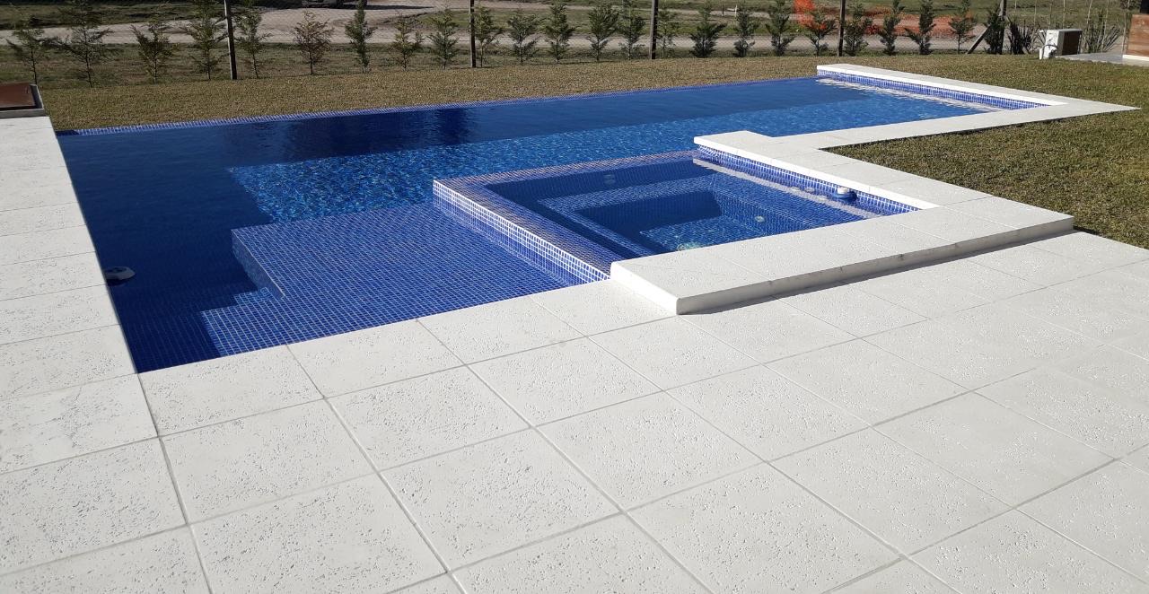 Piscina con jacuzzi integrado y desborde infinito longitudinal, Magallanes, Hudson