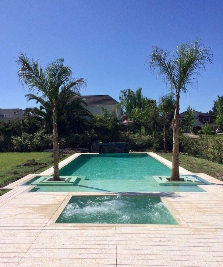 Piscina residencial de Megapools con jacuzzi integrado y solárium en deck