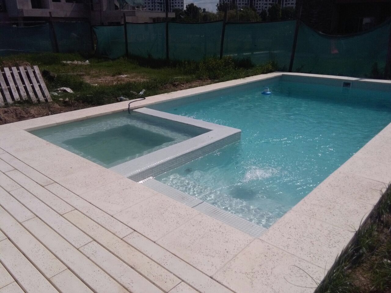 Piscina compacta con jacuzzi integrado, Nuevo Quilmes