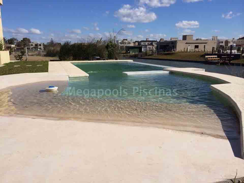 Piscina estilo oasis natural con playa húmeda y borde infinito sobre laguna, Nordelta, Tigre