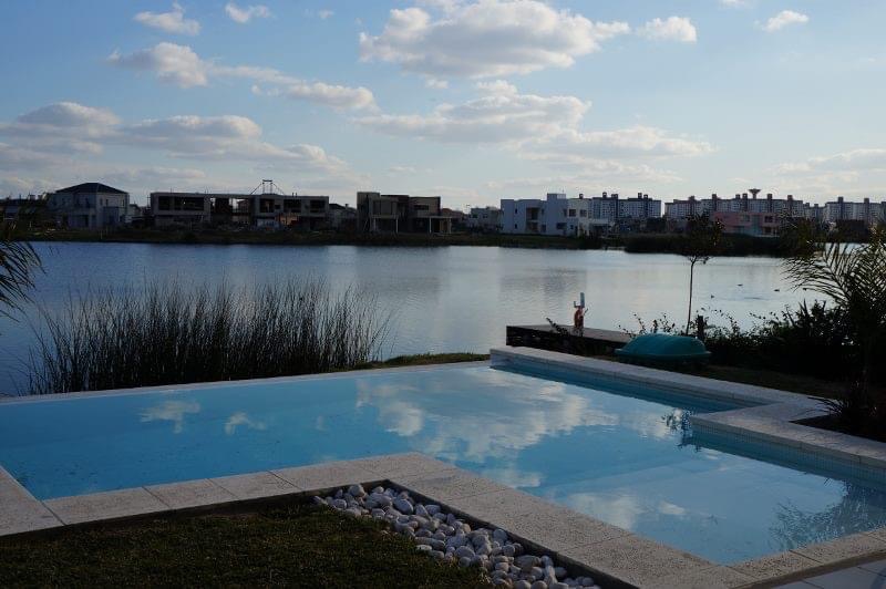 Piscina con desborde infinito frente al lago, Nuevo Quilmes
