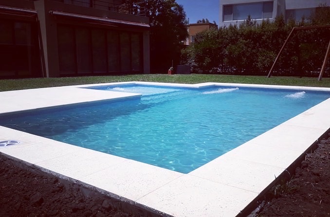 Piscina de diseño tradicional con entrada lateral y venecitas premium celestes, Country Ombúes, Hudson