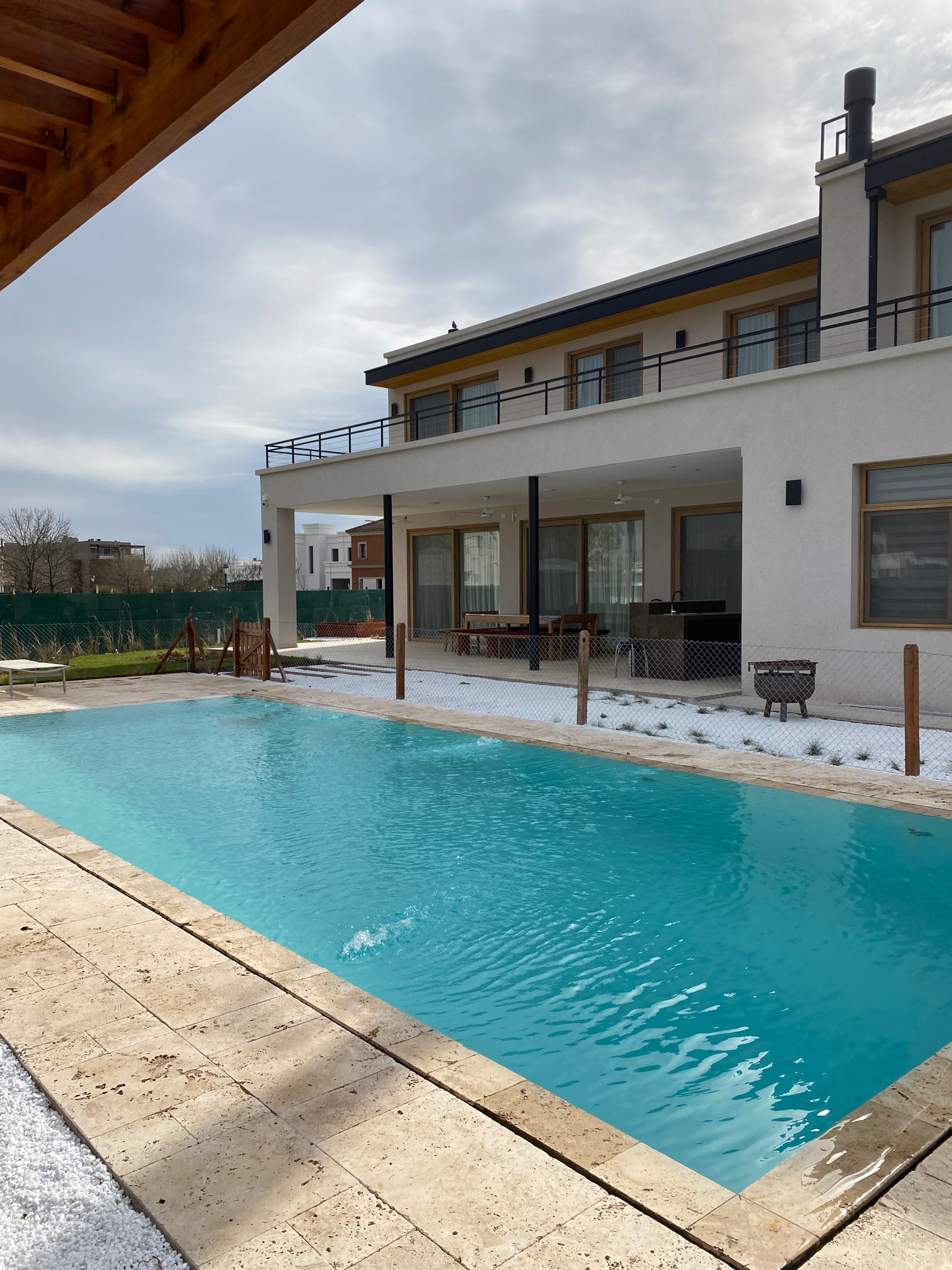 Piscina con jacuzzi y solárium en mármol travertino, Pilara