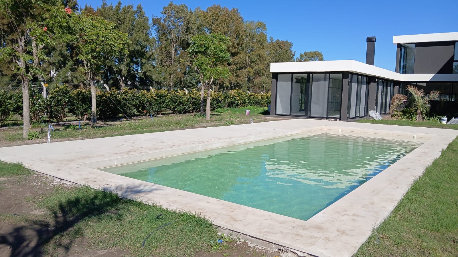 Piscina minimalista con revestimiento cerámico, Puerto Nizuc, Hudson
