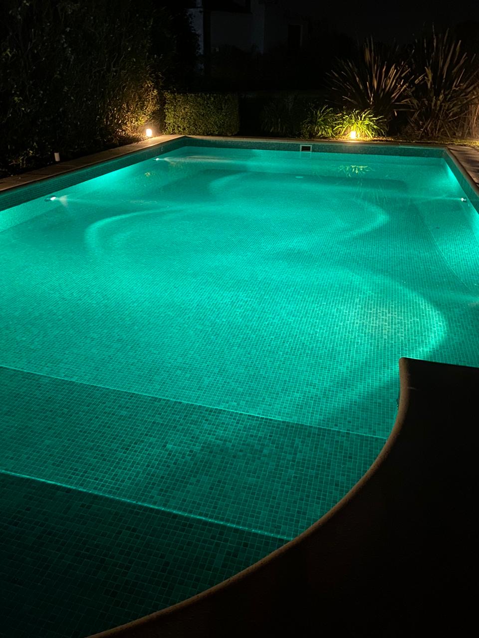 Piscina con entrada romana y venecitas premium celestes, Country Club El Carmen, Hudson