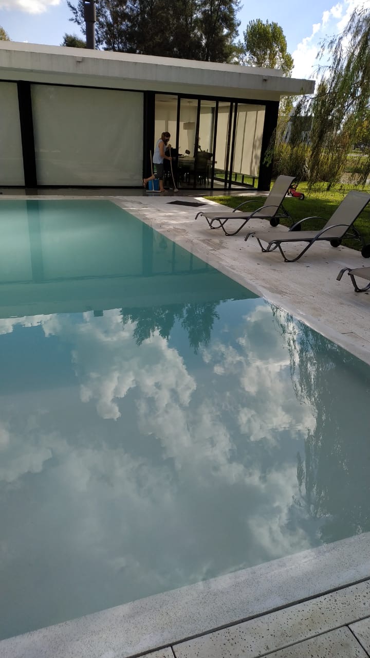Piscina con borde finlandés en Terravista