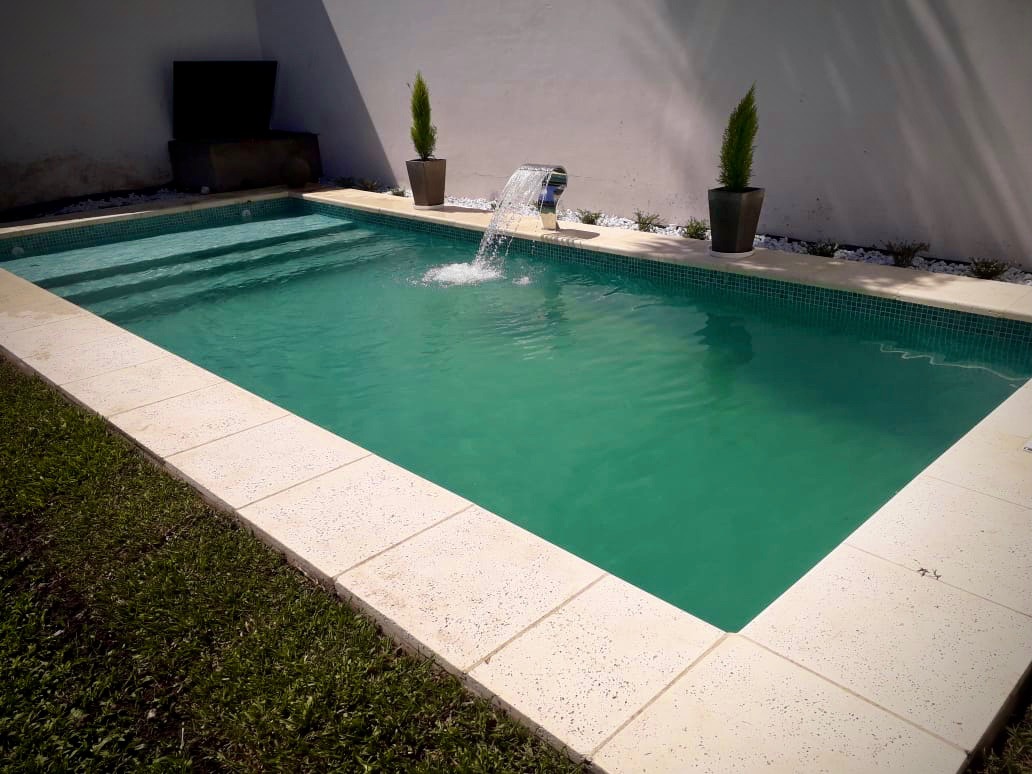 Piscina con venecitas verdes y cascada de acero inoxidable, San Isidro