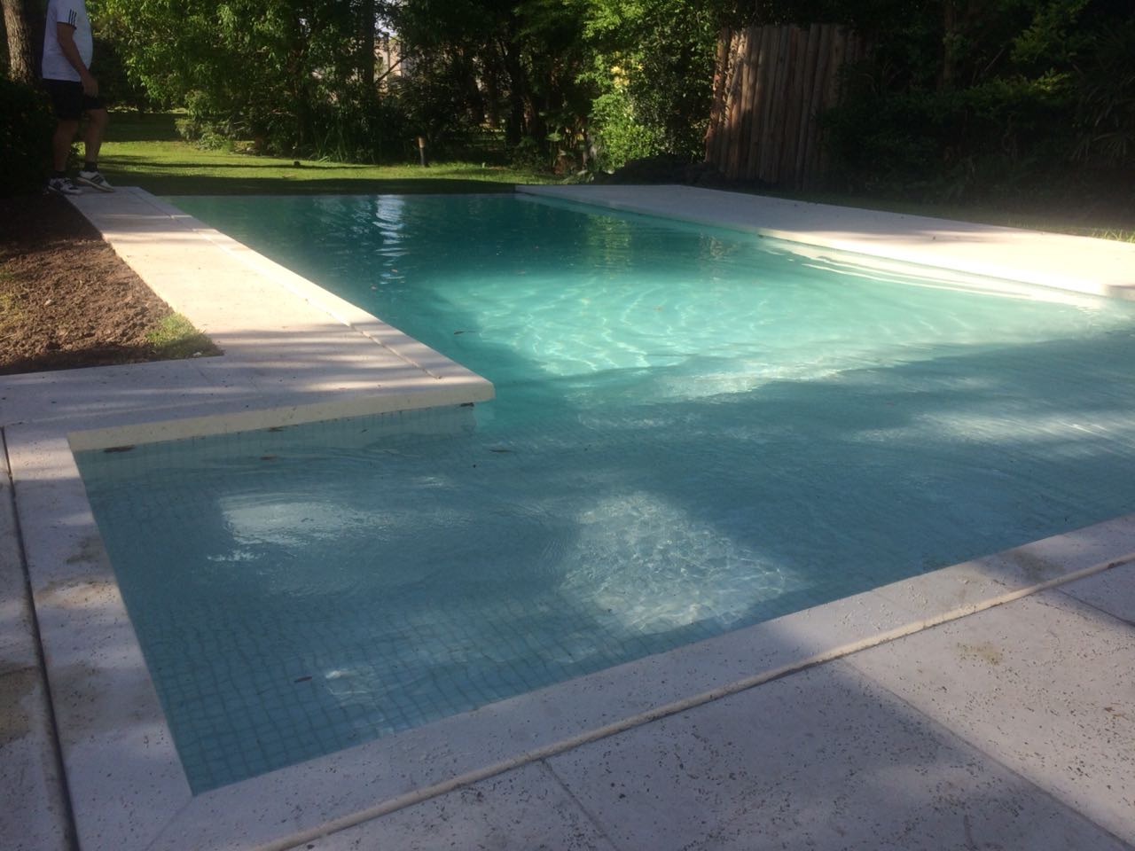 Piscina con desborde infinito integrada al entorno natural, Country Club El Carmen, Hudson