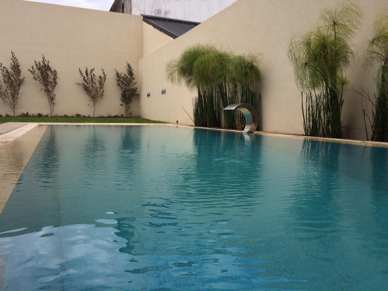 Piscina con pared vidriada en el lado profundo, Quilmes