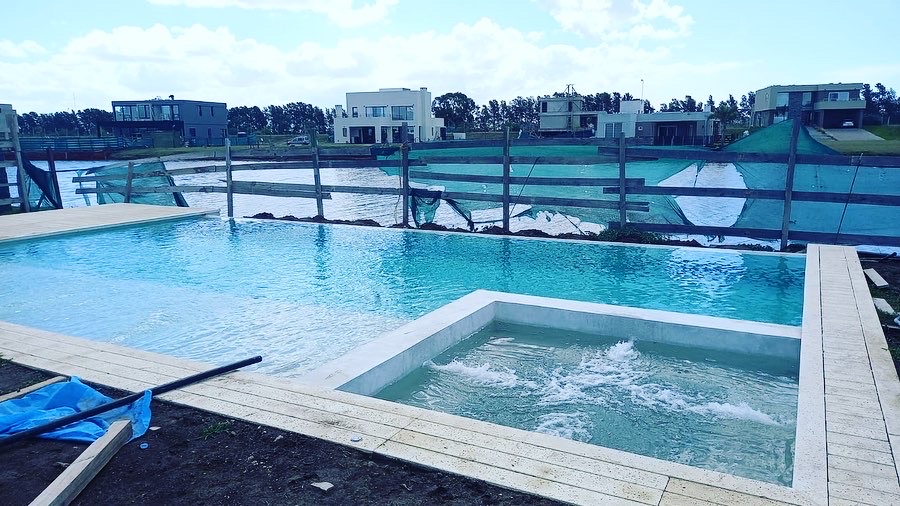 Piscina con desborde infinito al lago y jacuzzi integrado, Villalobos, Hudson